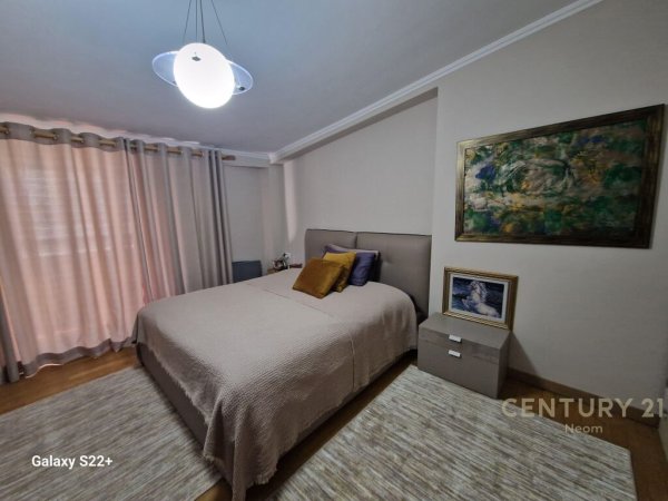 SHESIM PENTHOUSE 3+1+2 ME PAMJE NGA LIQENI I TIRANES