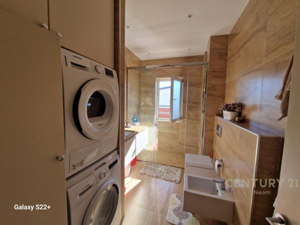 SHESIM PENTHOUSE 3+1+2 ME PAMJE NGA LIQENI I TIRANES