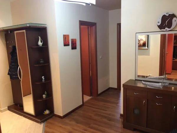 Jepet Shtepi  me qera, per  Banim ne Pallat i Ri 2+1