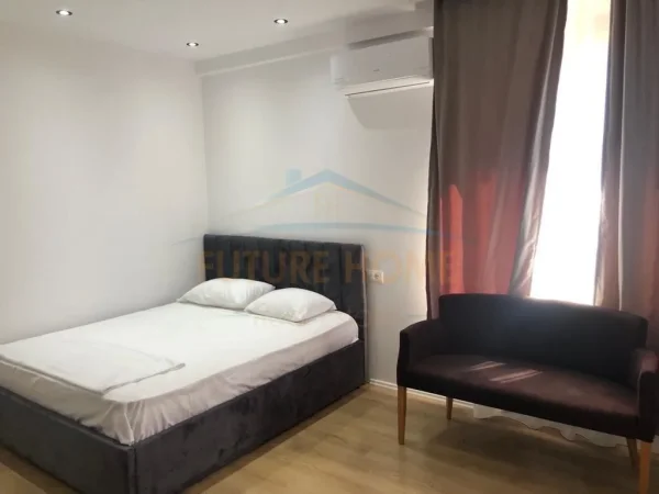 Shiten, 3 Apartamente 1+1 dhe Studio,Sheshi Avni Rustemi, Pazari i ri.