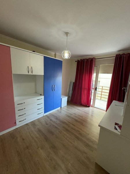 Shitet Apartament 3+1+2 ne Liqenin e Thate!