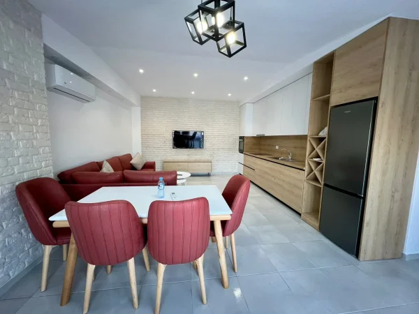 Jepet me qera Apartamenti 1+1 650 euro , Kodra e Diellit.