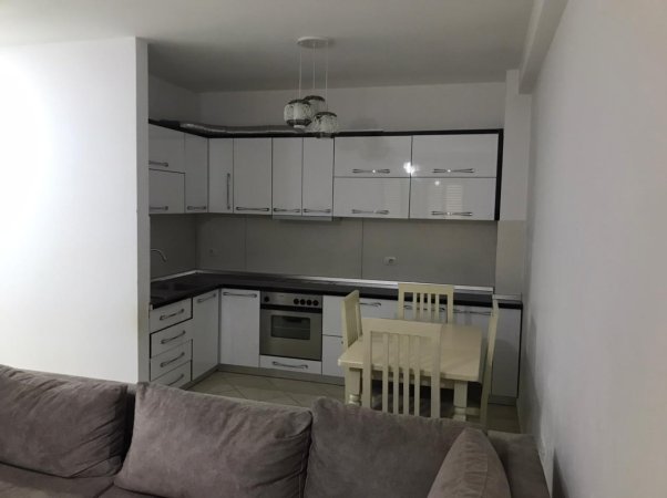 Jepet me qera apartament 2+1  Fresk ,Pallatet e Tom Doshit , 30.000Leke te reja