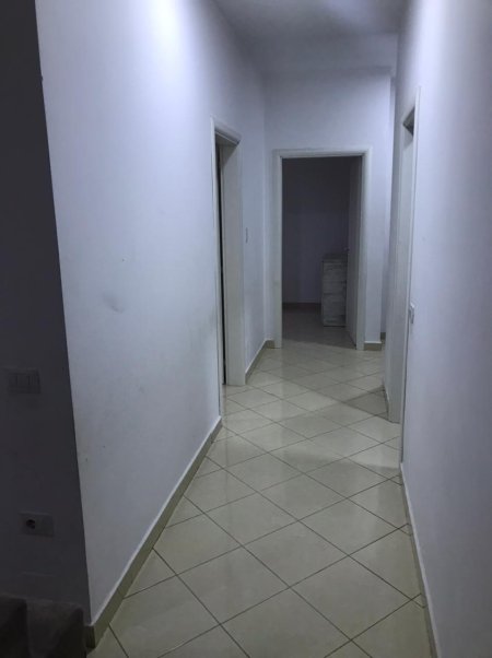 Jepet me qera apartament 2+1  Fresk ,Pallatet e Tom Doshit , 30.000Leke te reja