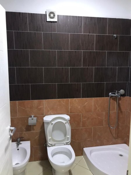 Jepet me qera apartament 2+1  Fresk ,Pallatet e Tom Doshit , 30.000Leke te reja