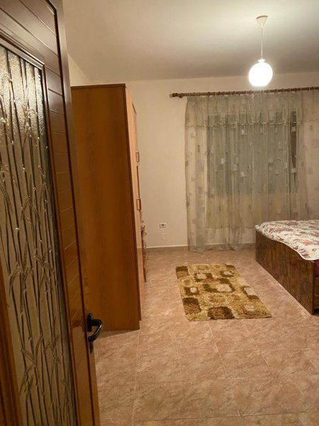 Jepet me qera Apartamenti 1+1 300 mije leke , rruga Artan Lenja.