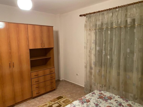 Jepet me qera Apartamenti 1+1 300 mije leke , rruga Artan Lenja.