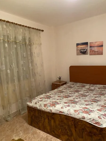 Jepet me qera Apartamenti 1+1 300 mije leke , rruga Artan Lenja.