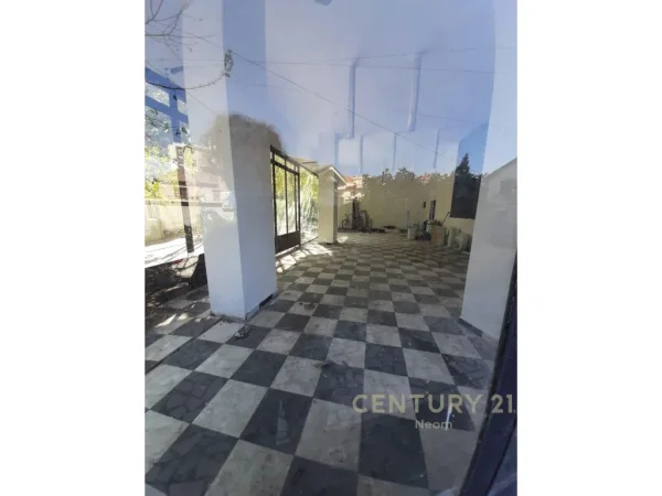 JEPET AMBIENT KOMERCIAL ME QIRA PRANE QENDRES KRISTAL!