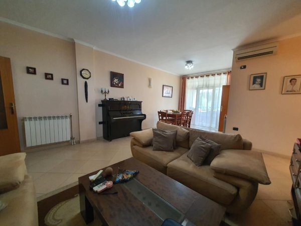 Jepet me Qira Apartament ne Tirane 2+1+2