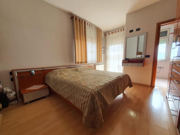 Jepet me Qira Apartament ne Tirane 2+1+2