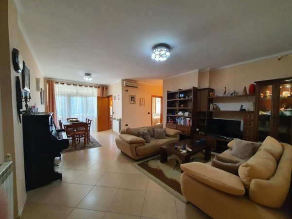 Jepet me Qira Apartament ne Tirane 2+1+2