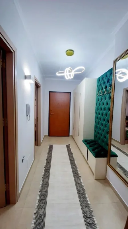 Jepet me qera Apartamenti 1+1 450 euro , rruga 5 Maj (Concord Center).