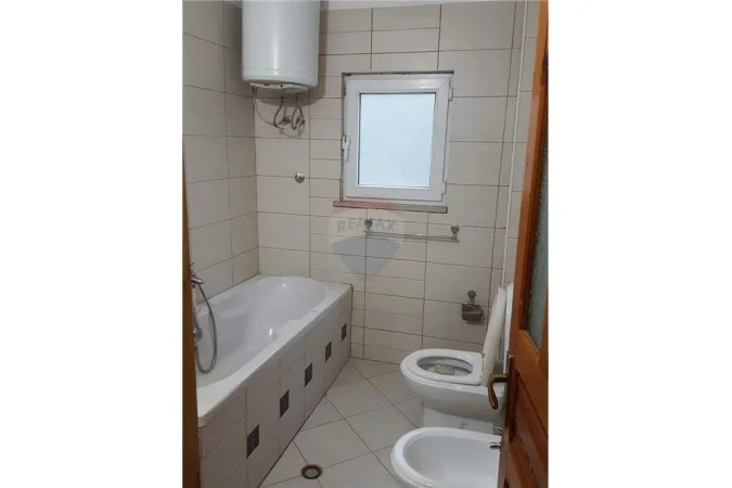 Jepet Apartament me qera 3+1 i mobiluar tek Qytet Studenti