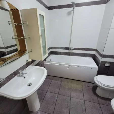Jepet me Qera Apartament 3+2wc+bllk te Liqeni Artificial