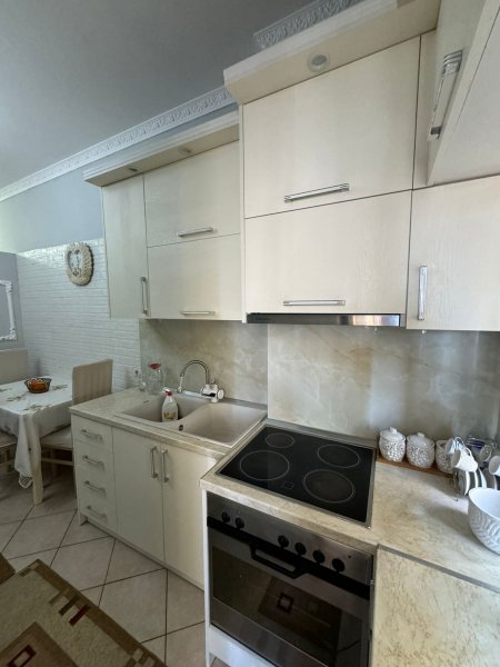 Apartament 1+1(i adoptuar ne 2+1) Rruga e Kavajes , prane qendres Globe  450 mije leke