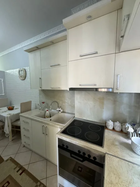 Apartament 1+1(i adoptuar ne 2+1) Rruga e Kavajes , prane qendres Globe  450 mije leke