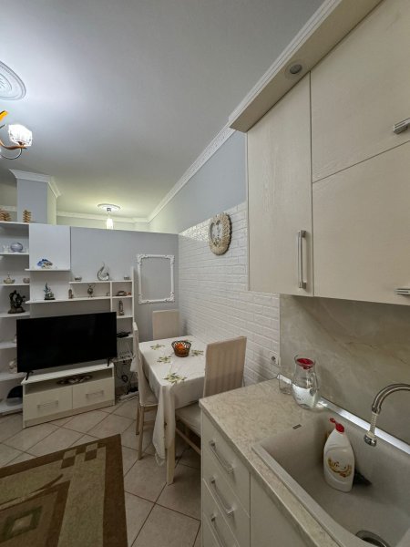 Apartament 1+1(i adoptuar ne 2+1) Rruga e Kavajes , prane qendres Globe  450 mije leke