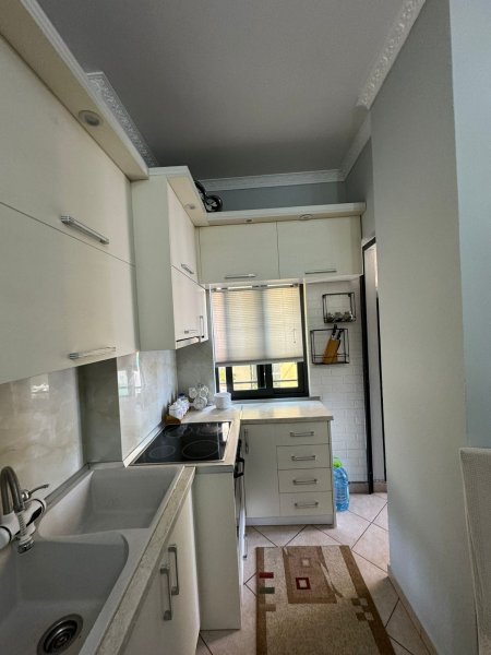 Apartament 1+1(i adoptuar ne 2+1) Rruga e Kavajes , prane qendres Globe  450 mije leke