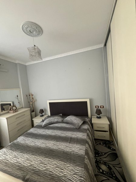 Apartament 1+1(i adoptuar ne 2+1) Rruga e Kavajes , prane qendres Globe  450 mije leke