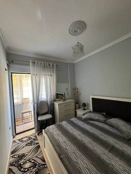 Apartament 1+1(i adoptuar ne 2+1) Rruga e Kavajes , prane qendres Globe  450 mije leke