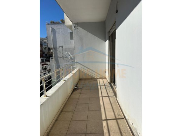 Shitet, Apartament 1+1, Kodra Diellit, Tiranë. 99000 EURO