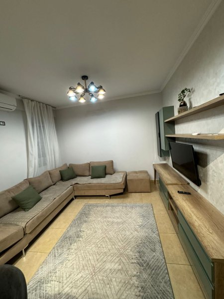 Jepet me qera apartament 1+1 Rruga 5 maj , te qendra concord 420 euro