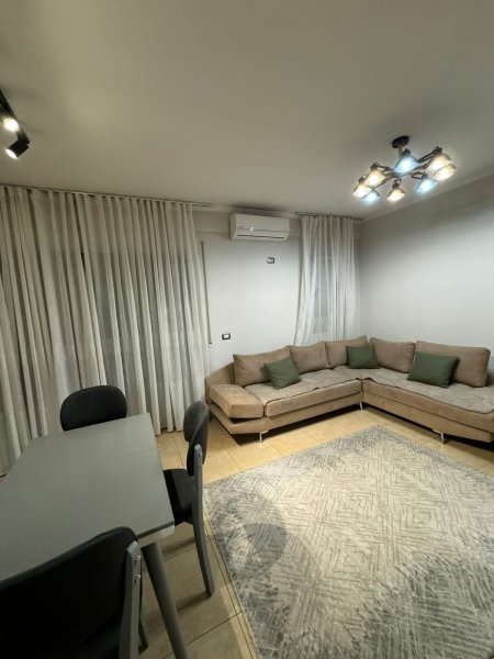 Jepet me qera apartament 1+1 Rruga 5 maj , te qendra concord 420 euro