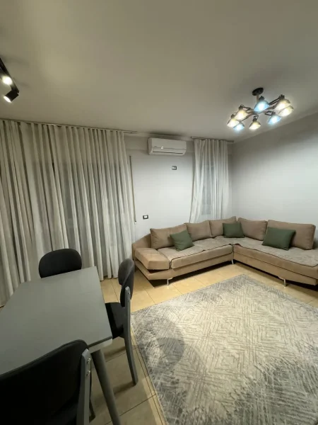 Jepet me qera apartament 1+1 Rruga 5 maj , te qendra concord 420 euro