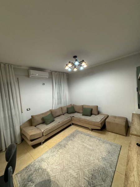 Jepet me qera apartament 1+1 Rruga 5 maj , te qendra concord 420 euro