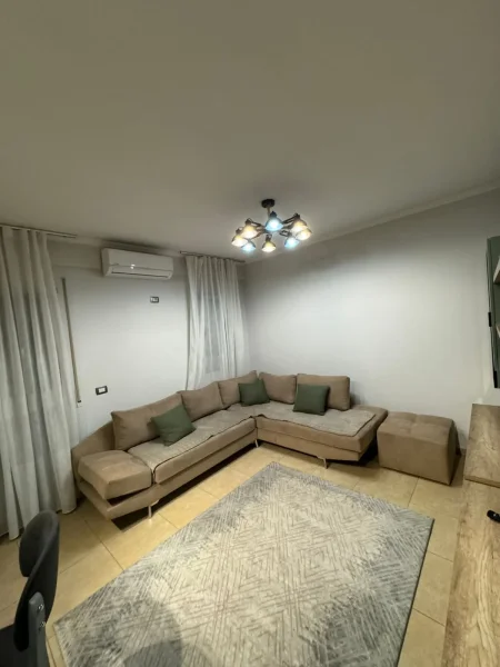 Jepet me qera apartament 1+1 Rruga 5 maj , te qendra concord 420 euro
