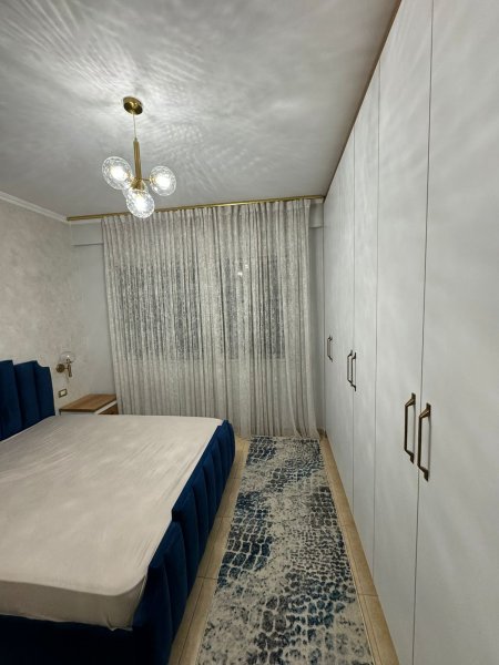 Jepet me qera apartament 1+1 Rruga 5 maj , te qendra concord 420 euro