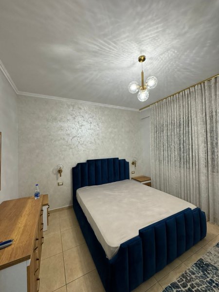 Jepet me qera apartament 1+1 Rruga 5 maj , te qendra concord 420 euro