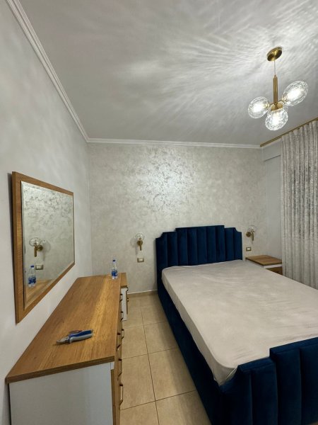 Jepet me qera apartament 1+1 Rruga 5 maj , te qendra concord 420 euro