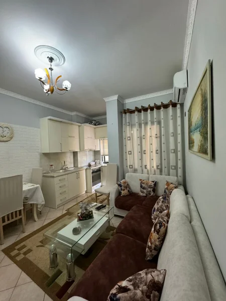 Jepet me qera Apartamenti  1+1 i adoptuar ne 2+1 450 mije leke , rruga Vace Zela prane Qendres Globe.