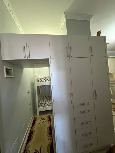 Jepet me qera Apartamenti  1+1 i adoptuar ne 2+1 450 mije leke , rruga Vace Zela prane Qendres Globe.