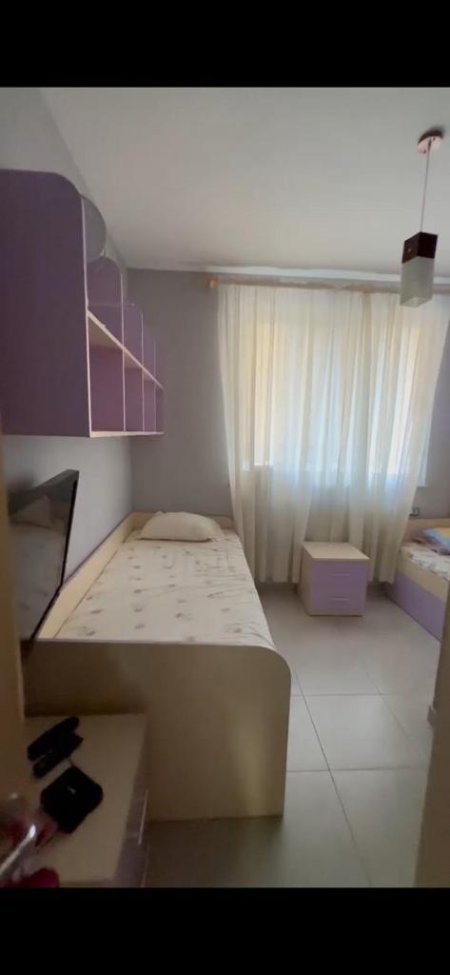 Jepet me qera Apartamenti 2+1 550 euro , Vasil Shanto prane Keshit.