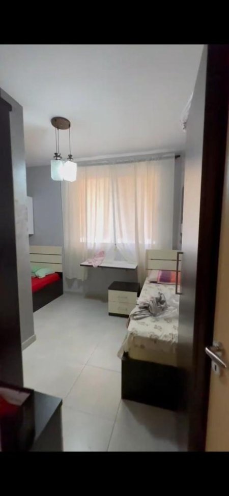 Jepet me qera Apartamenti 2+1 550 euro , Vasil Shanto prane Keshit.