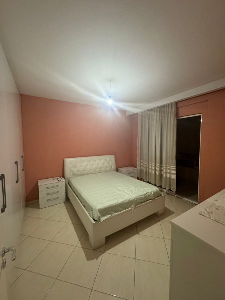 Jepet me qera apartament 1+1Fresk , te ana market 35.000Leke te reja