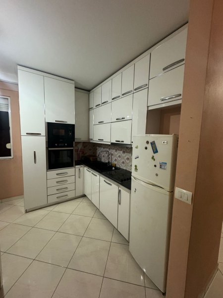 Jepet me qera apartament 1+1Fresk , te ana market 35.000Leke te reja