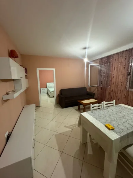 Jepet me qera apartament 1+1Fresk , te ana market 35.000Leke te reja