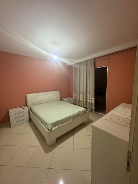 Jepet me qera apartament 1+1Fresk , te ana market 35.000Leke te reja