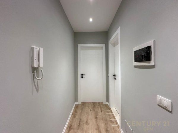 Prane Xhamise Tek Kopeshti Botanik Shesim Apartament 2+1!