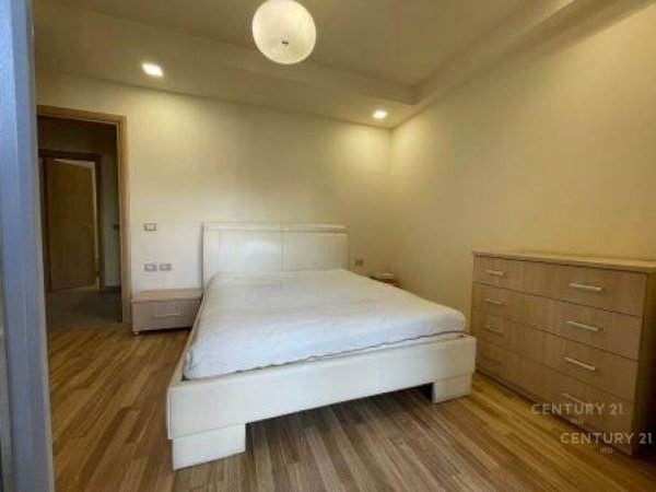 PAZARI I RI, JEPET ME QIRA APARTAMENT 2+1+3 BALLKONE!