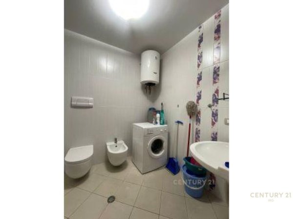 PAZARI I RI, JEPET ME QIRA APARTAMENT 2+1+3 BALLKONE!