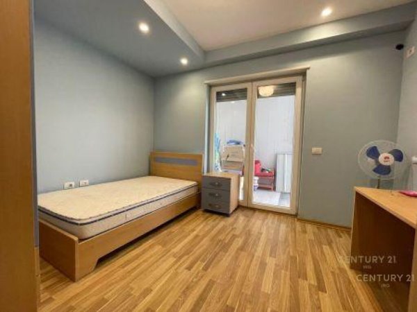 PAZARI I RI, JEPET ME QIRA APARTAMENT 2+1+3 BALLKONE!