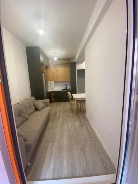 Jepet Shtepi  me qera, per  Banim ne Pallat i Ri 1+1