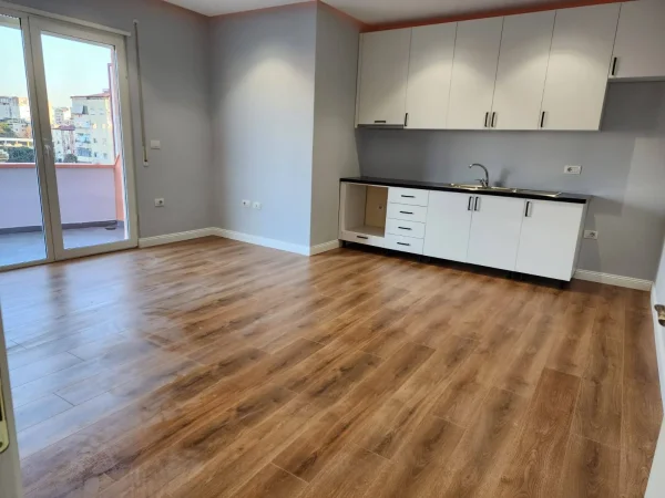 Shitet apartament 2+1+verande te 21 Dhjetori, pas inxhenieris se ndertimit.