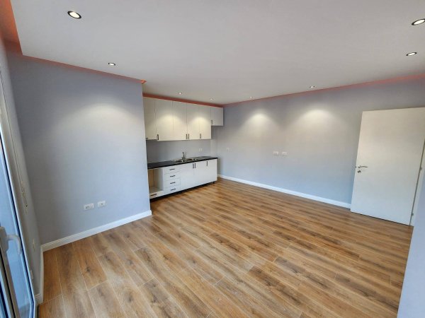 Shitet apartament 2+1+verande te 21 Dhjetori, pas inxhenieris se ndertimit.