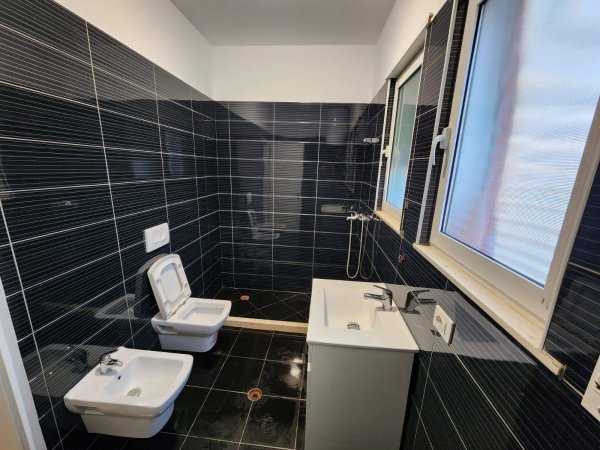 Shitet apartament 2+1+verande te 21 Dhjetori, pas inxhenieris se ndertimit.